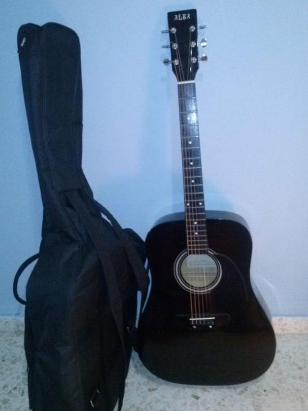 Se vende guitarra acustica Sanlucar de Barrameda 60€