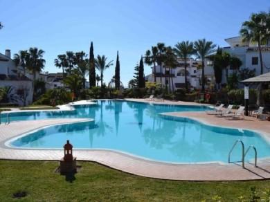 Apartamento con 2 dormitorios se vende en Marbella, Costa del Sol