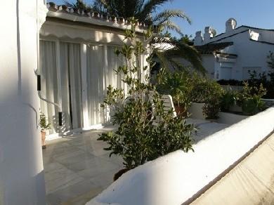 Apartamento con 2 dormitorios se vende en Marbella, Costa del Sol