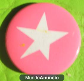 Pin con estrella blanca en fondo rosa