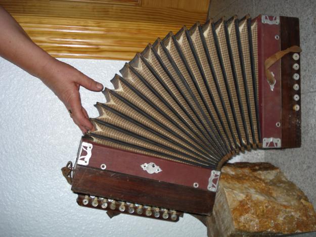 se vende acordeon de botones antiguo para coleccionista