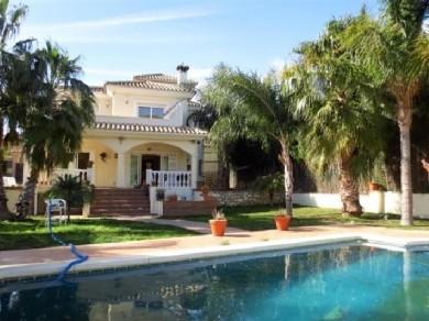 Chalet con 6 dormitorios se vende en Benalmadena Pueblo, Costa del Sol