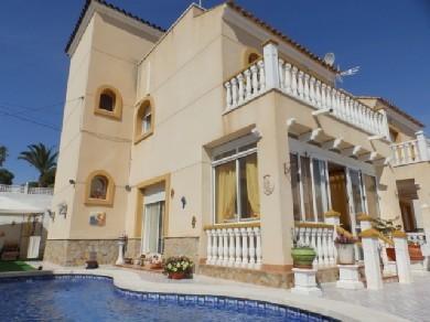 Chalet con 2 dormitorios se vende en Villamartin, Costa Blanca