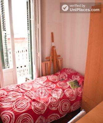 Rooms available - 4-bedroom apartment in lively Malasaña