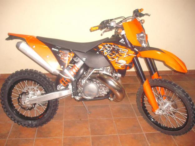 Se vende KTM 250 exc 2tiempos 2008 matriculada