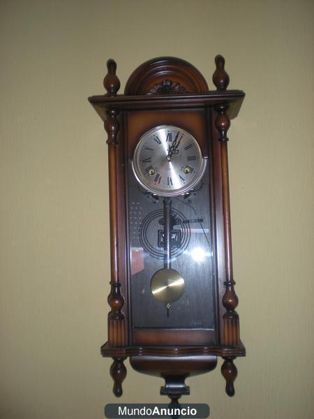 Reloj de pared antiguo mecánico