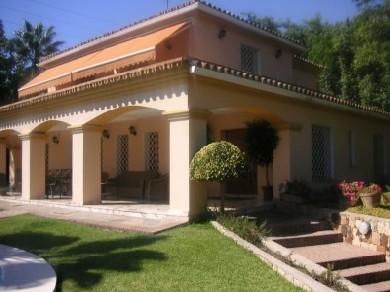 Chalet con 5 dormitorios se vende en Marbella, Costa del Sol