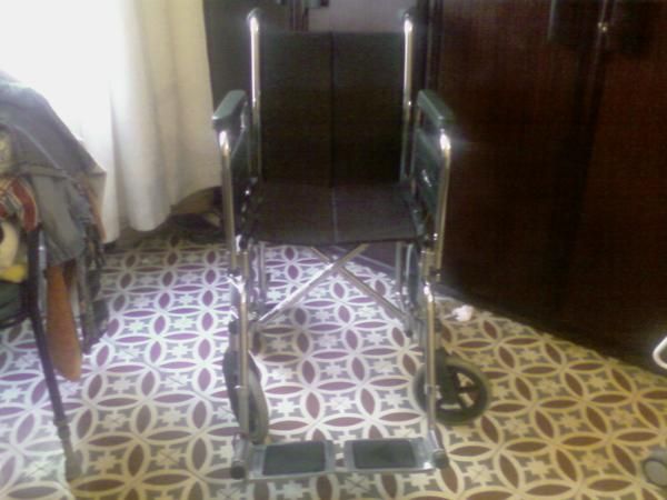 SE VENDE SILLA DE RUEDAS Y BARANDILLAS PARA CAMA