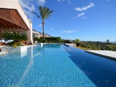 Chalet con 4 dormitorios se vende en Marbella, Costa del Sol