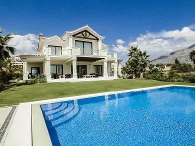 Chalet con 5 dormitorios se vende en Marbella, Costa del Sol