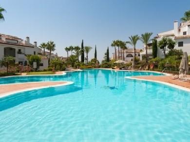 Apartamento con 2 dormitorios se vende en Marbella, Costa del Sol