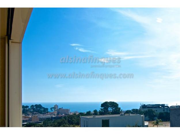 Apartamento de lujo, nuevo, 3 dormitorios, 2 baños, vistas al mar, piscina