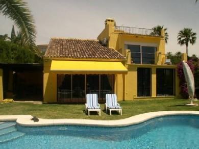 Chalet con 3 dormitorios se vende en Marbella, Costa del Sol