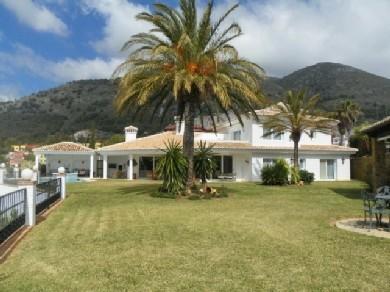 Chalet con 4 dormitorios se vende en Benalmadena Pueblo, Costa del Sol