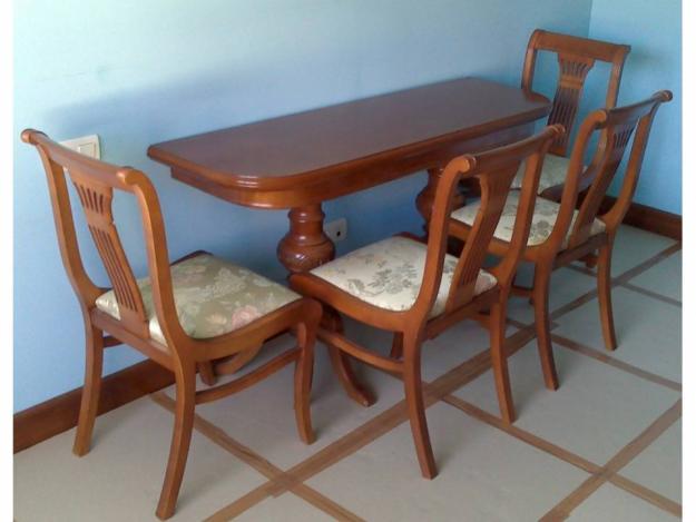 Mesa de salón comedor con sillas.