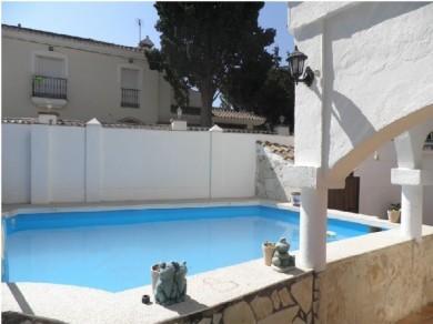 Chalet con 4 dormitorios se vende en Marbella, Costa del Sol