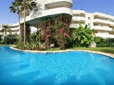 Apartamento con 2 dormitorios se vende en Marbella, Costa del Sol