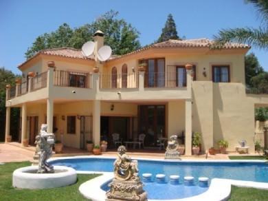 Chalet con 5 dormitorios se vende en Marbella, Costa del Sol