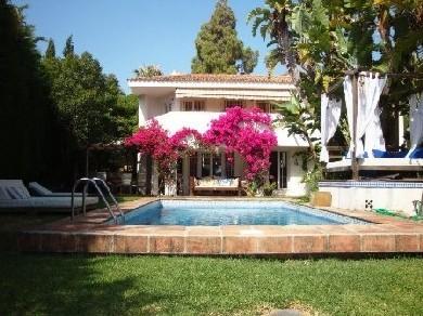 Chalet con 4 dormitorios se vende en Marbella, Costa del Sol