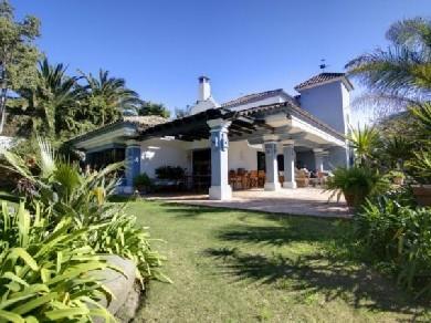 Chalet con 5 dormitorios se vende en Marbella, Costa del Sol