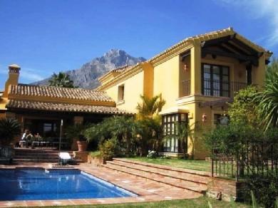 Chalet con 5 dormitorios se vende en Marbella, Costa del Sol