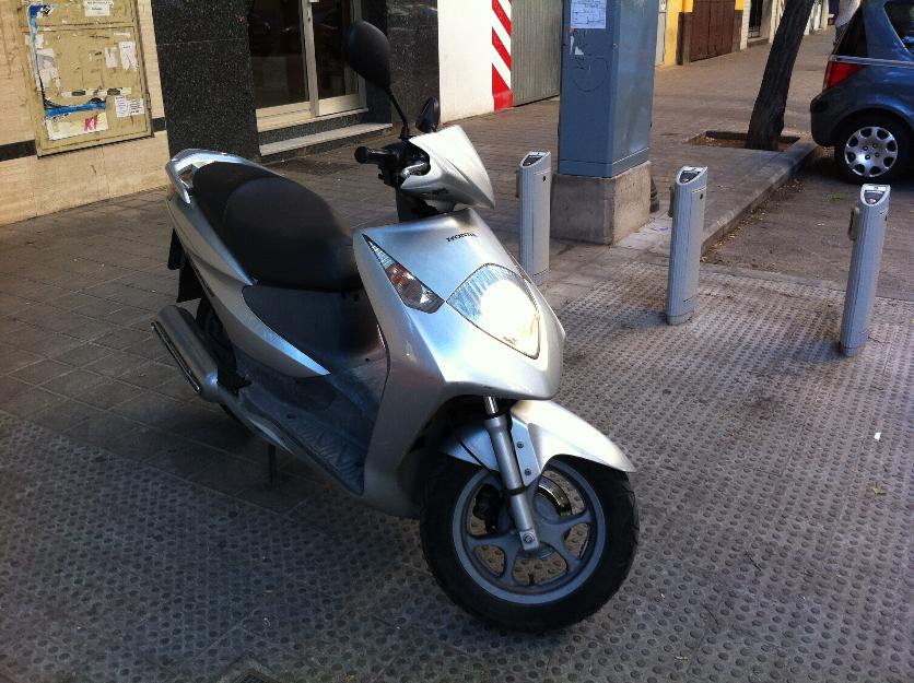 Moto Honda Dylan de 125 cc, color plata