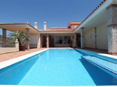 Chalet con 5 dormitorios se vende en Estepona, Costa del Sol