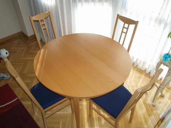 mesa con cuatro silla