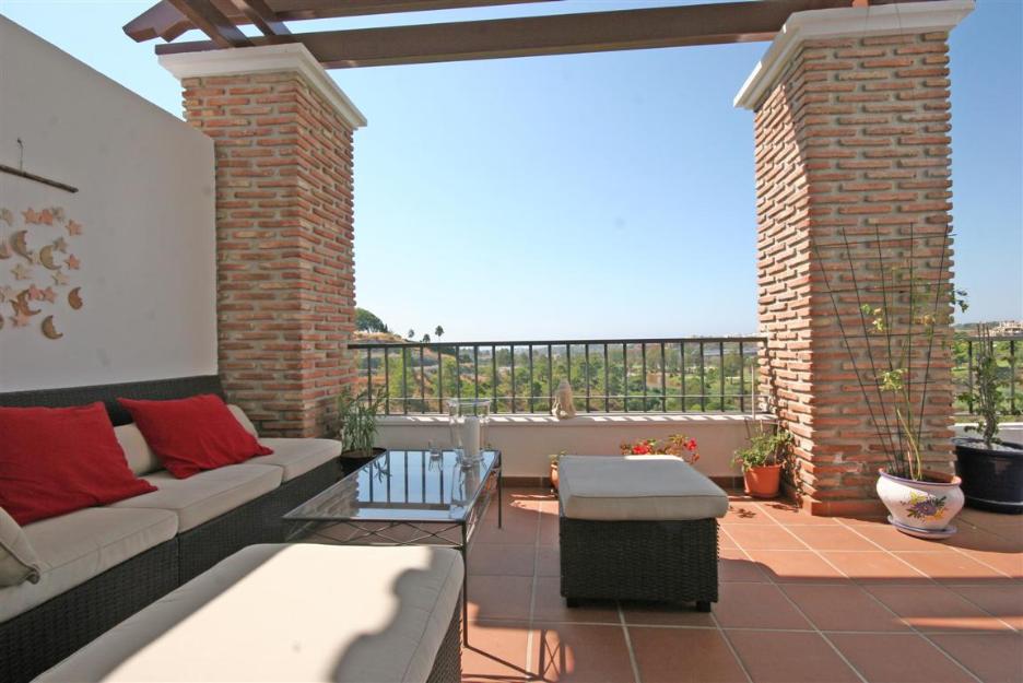 Stunning penthouse for sale in Los Arqueros Golf