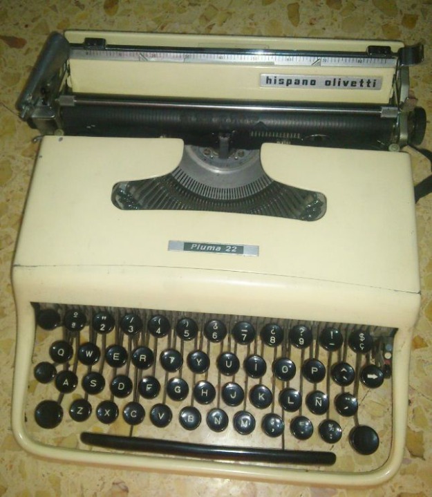 Máquina de escribir antigua hispano olivetti