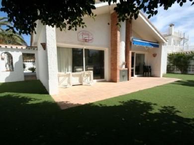 Chalet con 3 dormitorios se vende en Marbella, Costa del Sol