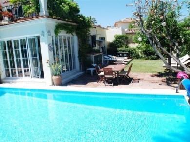 Chalet con 4 dormitorios se vende en Marbella, Costa del Sol