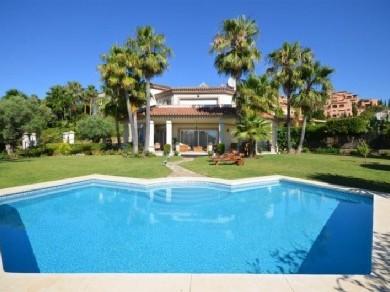 Chalet con 4 dormitorios se vende en Marbella, Costa del Sol