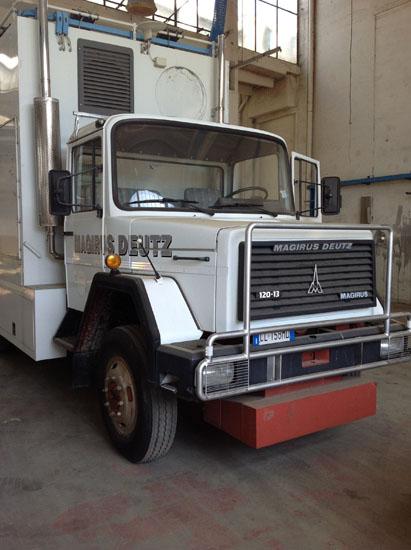 Camion con plataforma de energía móvil