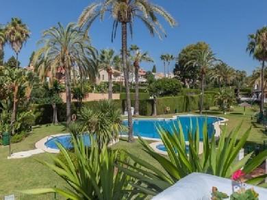 Apartamento con 3 dormitorios se vende en Marbella, Costa del Sol