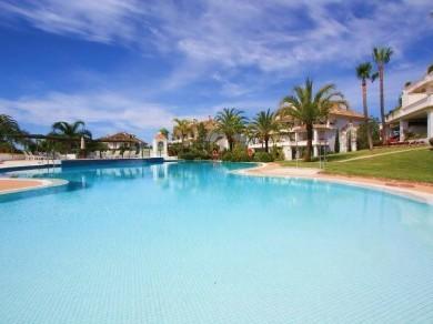 Apartamento con 3 dormitorios se vende en Estepona, Costa del Sol