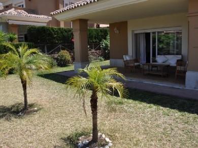 Chalet con 3 dormitorios se vende en Marbella, Costa del Sol