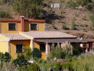 Chalet con 5 dormitorios se vende en Benagalbon