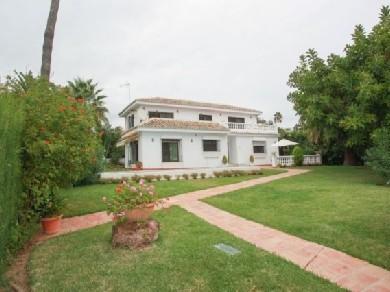 Chalet con 4 dormitorios se vende en Marbella, Costa del Sol