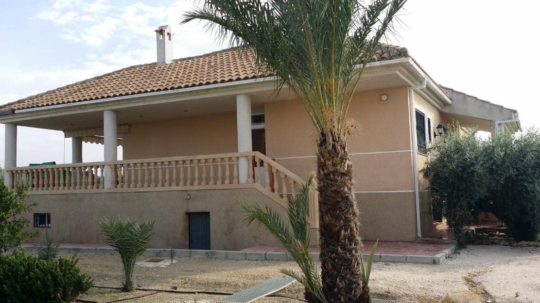 Chalet con piscina y parcela de 2.200 m2. en Alguazas.