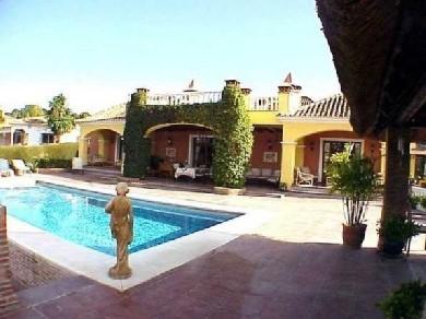 Chalet con 4 dormitorios se vende en Estepona, Costa del Sol