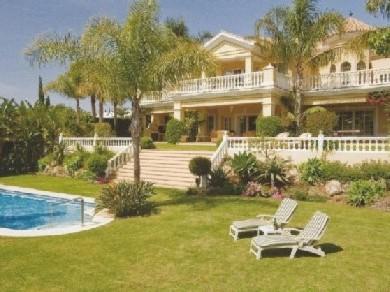 Chalet con 5 dormitorios se vende en Marbella, Costa del Sol