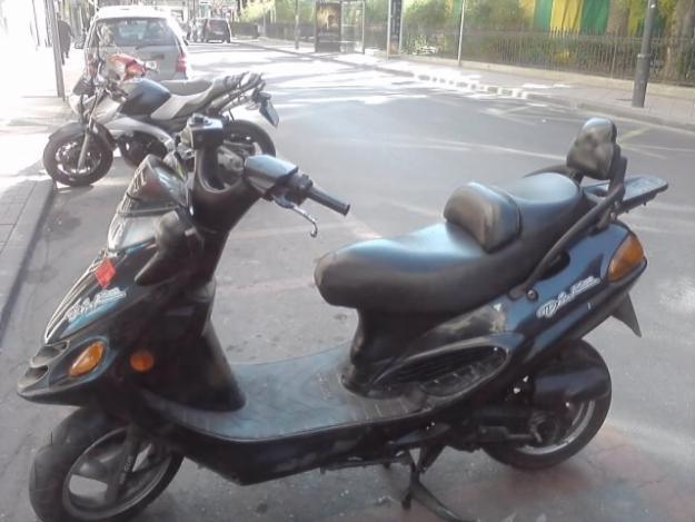 VENDO MOTO POR VIAJE ECONOMICA