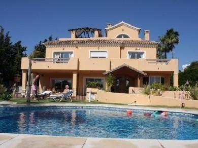 Chalet con 6 dormitorios se vende en Marbella, Costa del Sol