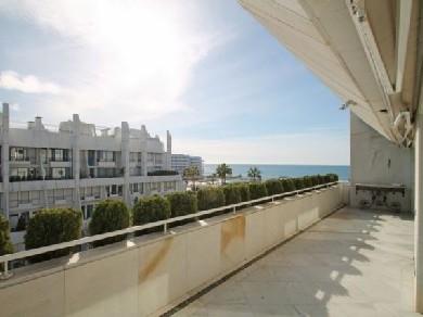 Apartamento con 3 dormitorios se vende en Marbella, Costa del Sol