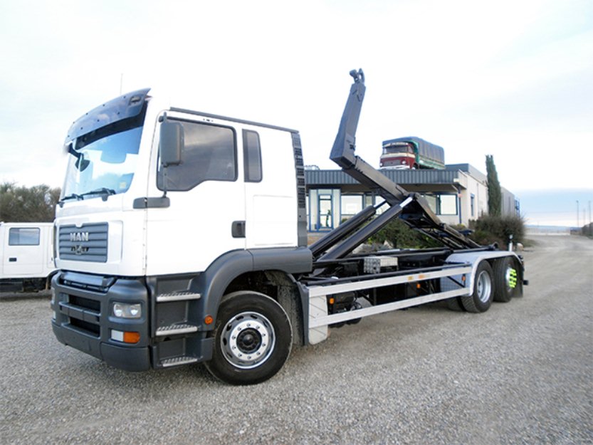 Camion gancho portacontendores