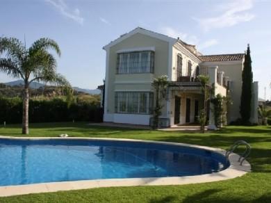 Chalet con 4 dormitorios se vende en Estepona, Costa del Sol