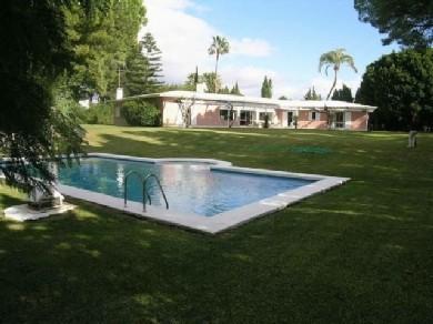 Chalet con 5 dormitorios se vende en Marbella, Costa del Sol