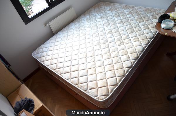 Se vende cama ( canapé arcón  + colchón ) de 1,50 x 1,90 por 350€.