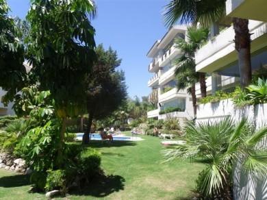 Apartamento con 2 dormitorios se vende en Marbella, Costa del Sol